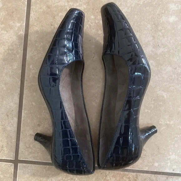 Women’s Aerosols size 6M dress heels; dark navy patent leather; 2 1/2” heels - Picture 7 of 10